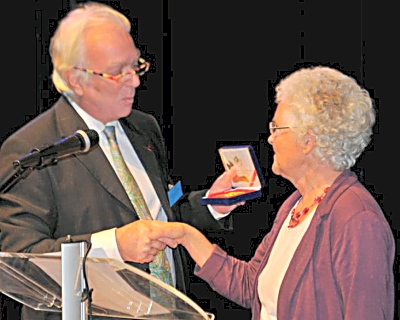 Kees Tervoort presents the medal to Mats wife Loes Gerritson,.